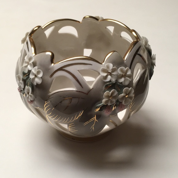 Handmade Porcelain Floral Vase with a Gold Trim. - Picture 6 of 8